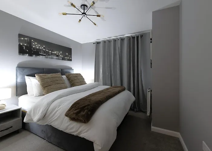 Luxury 4 Bedroom Townhouse With Free Parking Edynburg