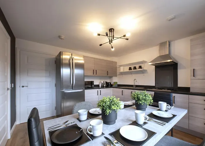 Luxury 4 Bedroom Townhouse With Free Parking アパート