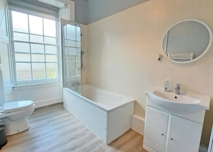 Spacious Victorian In Daire *