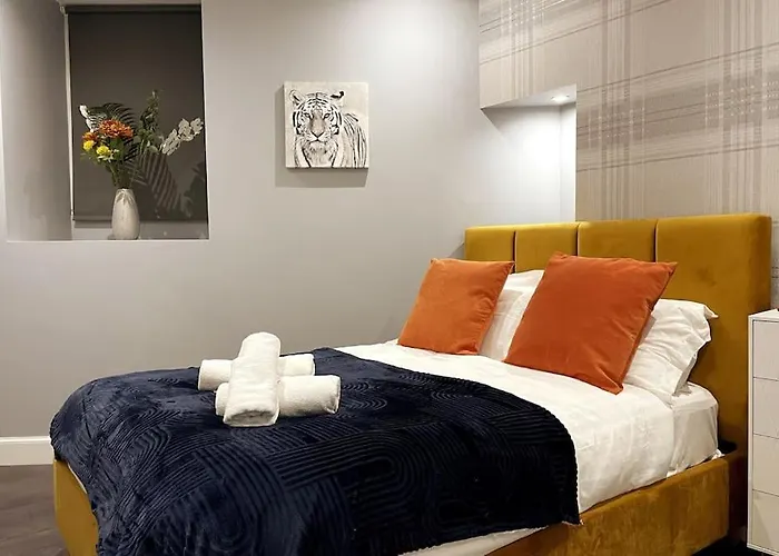 23 Henderson Modern 1 Bed Leith Tram Station