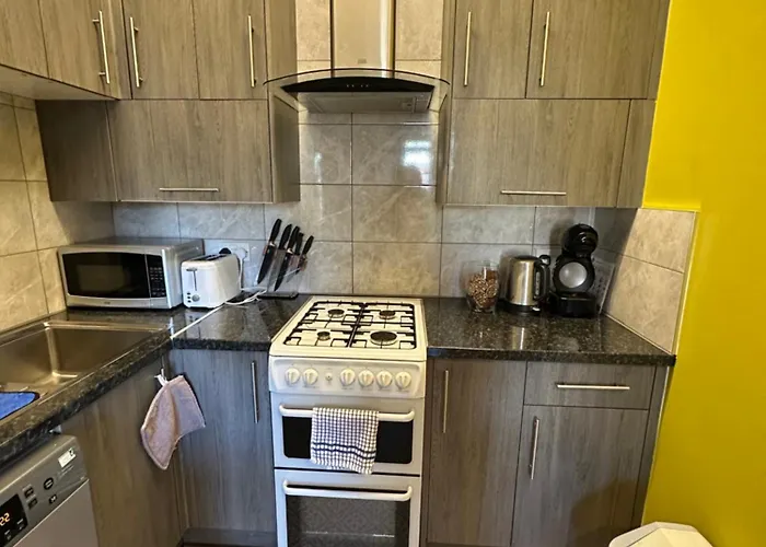 Cosy In Centre , 2 Bedroom1 Bathroom Apartment *