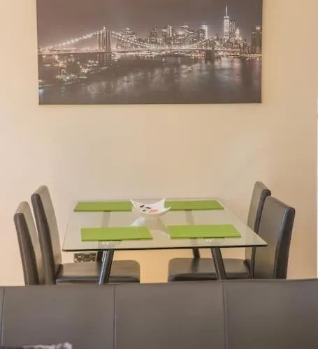 In Newington דירה *