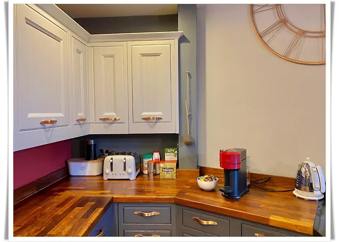 Beautifully Decorated 2bed Apt- Gem In Center *