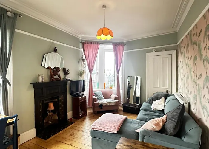 Cosey And Vibrant Flat In Leith, شقة *