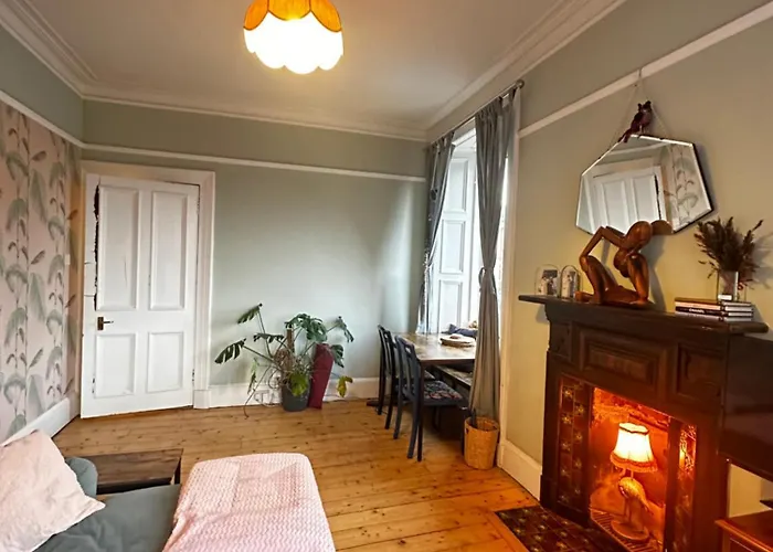شقة Cosey And Vibrant Flat In Leith, إدنبرة