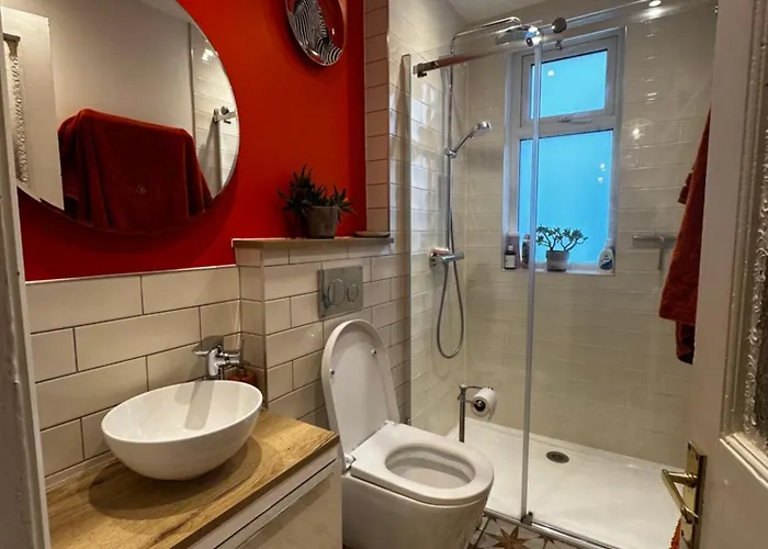 Cosey And Vibrant Flat In Leith, شقة