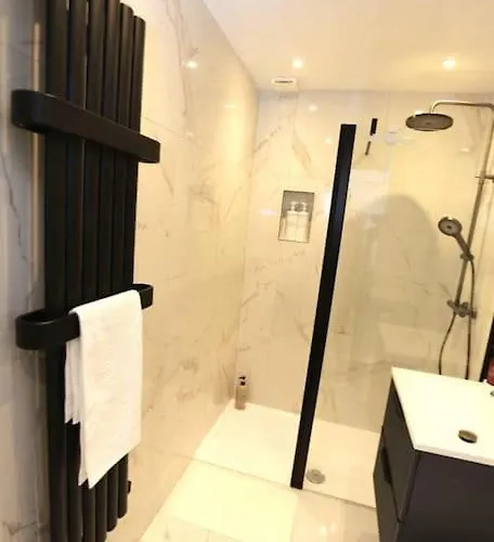 Cosy Apartment, Free Street Parking *