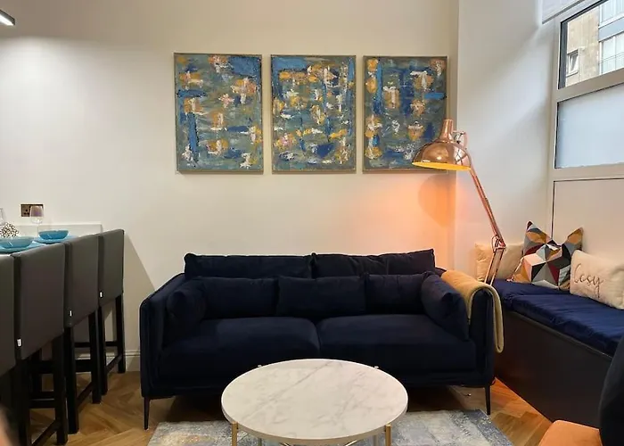 Cosy Apartment, Free Street Parking *