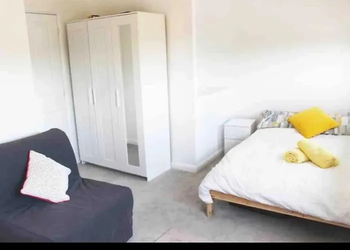 Superb Townhouse Silent אדינבורו