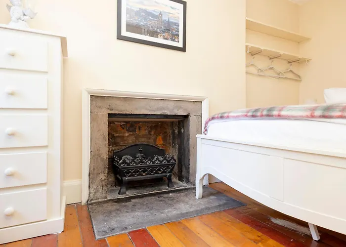 Joivy Beautiful Apartment, Private Garden, Calton Hill Apartmán Edinburgh