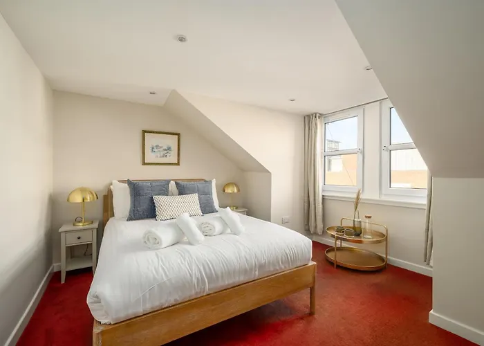 Adam Drysdale House 3*