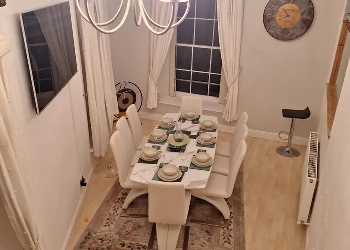 Townhouse With 3 Bathrooms *