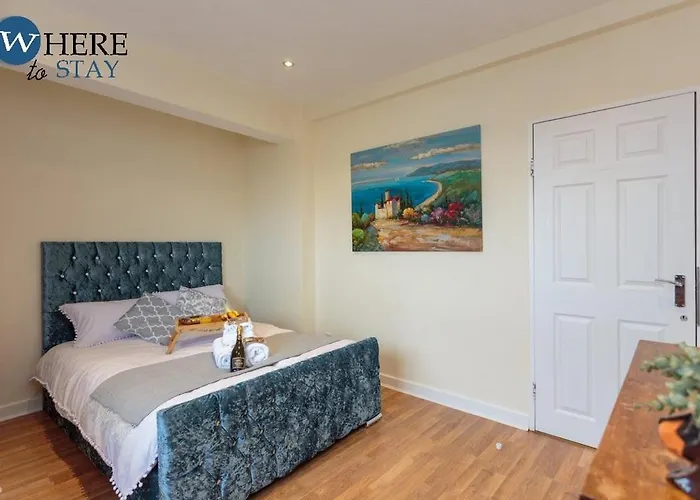 Apartment Stylish 3 Bedroom Apartment, *