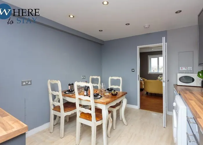 Stylish 3 Bedroom Apartment, *