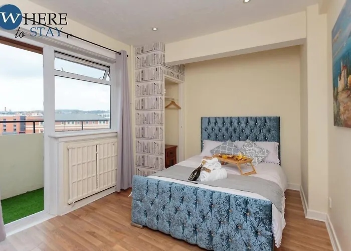 Apartment Stylish 3 Bedroom Apartment, *