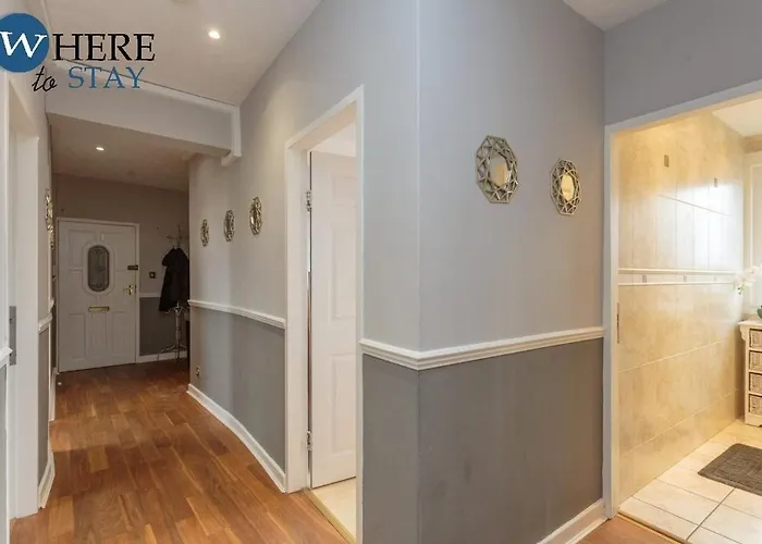 Apartment Stylish 3 Bedroom Apartment, *