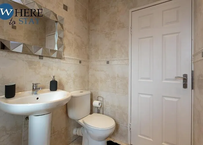 Apartment Stylish 3 Bedroom Apartment, *