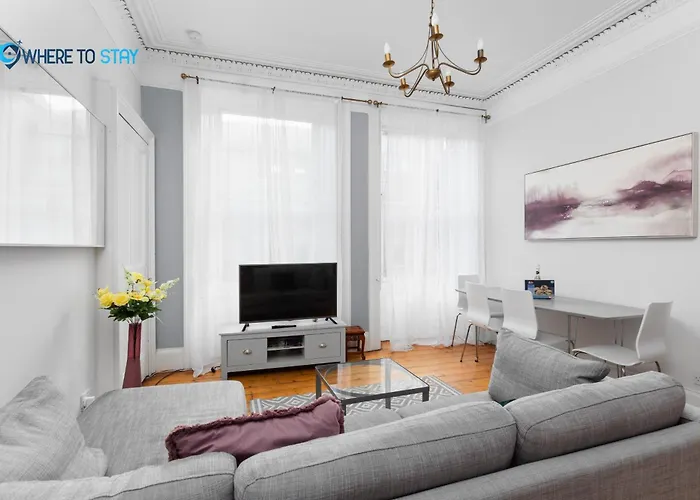 First Floor-2 Bedroom Apartment- By Holiday Homes 公寓