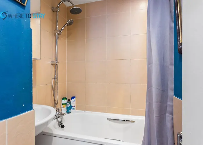 First Floor-2 Bedroom Apartment- By Holiday Homes *