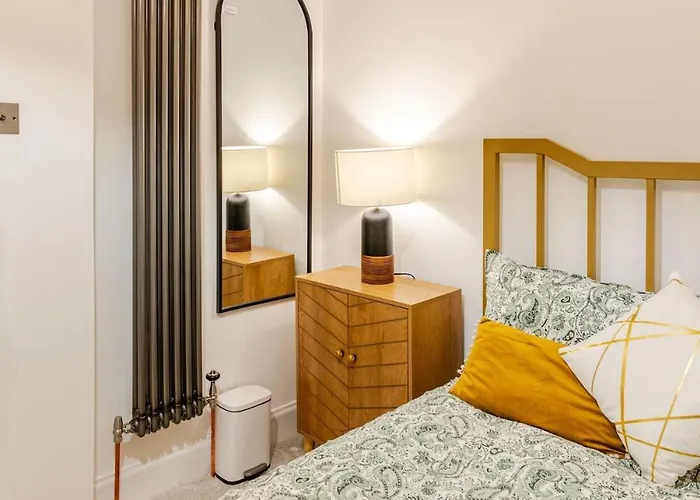 Cosy Apartment, Free Street Parking *