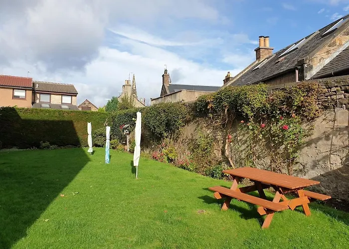 Modern Flat Near Murrayfield Stadium, Sleeps 4 *