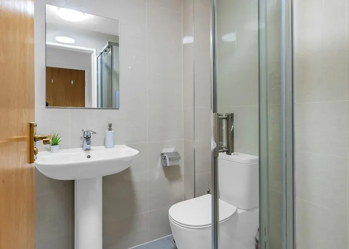 Modern 2 Bedroom In Centre *