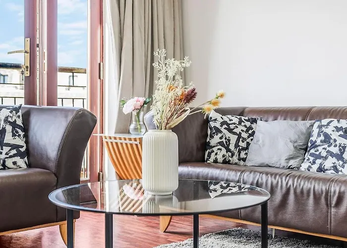 Modern 2 Bedroom In Centre *