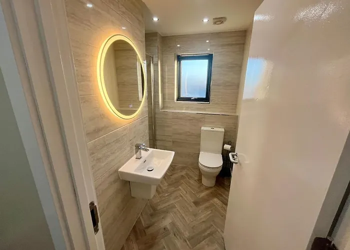 Luxury Spacious 4 Dbl Br House With Free Parking