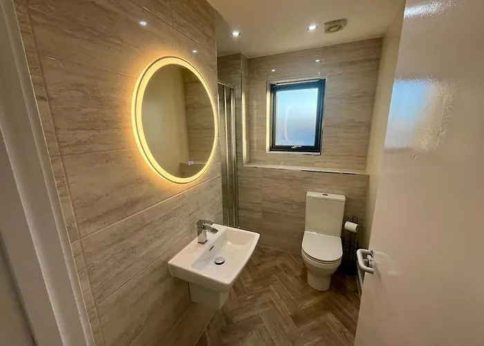 Luxury Spacious 4 Dbl Br House With Free Parking