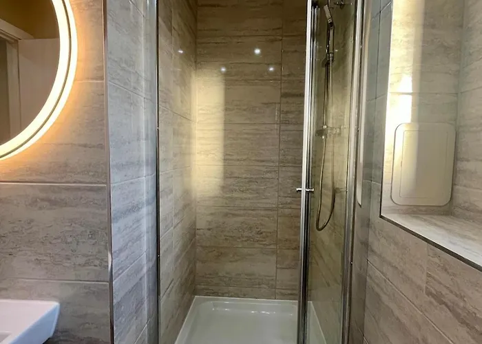 Luxury Spacious 4 Dbl Br House With Free Parking