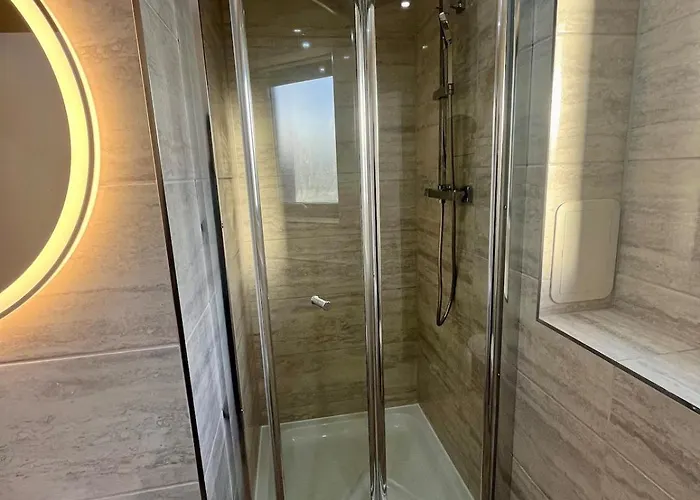 Luxury Spacious 4 Dbl Br House With Free Parking Apartment