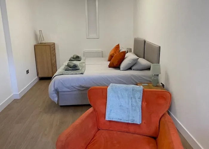 Modern Apartment, Access To Holyrood & * אדינבורו