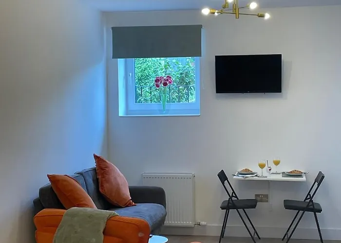 Modern Apartment, Access To Holyrood & אדינבורו