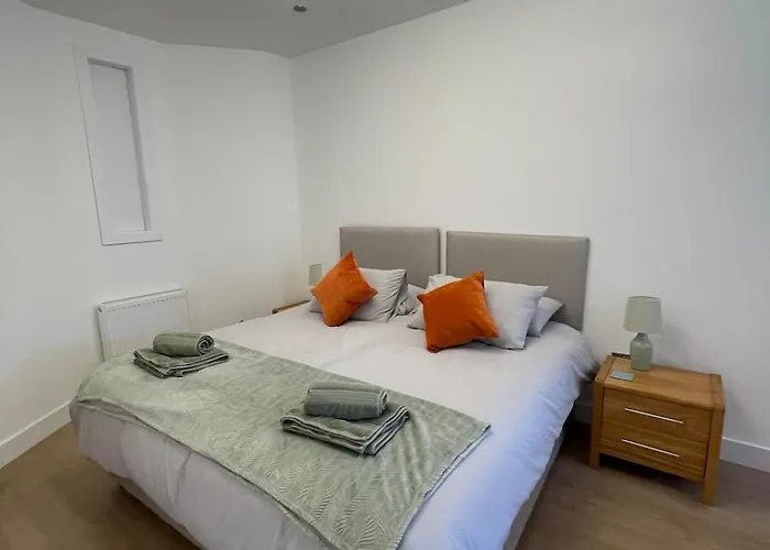 Modern Apartment, Access To Holyrood & דירה אדינבורו