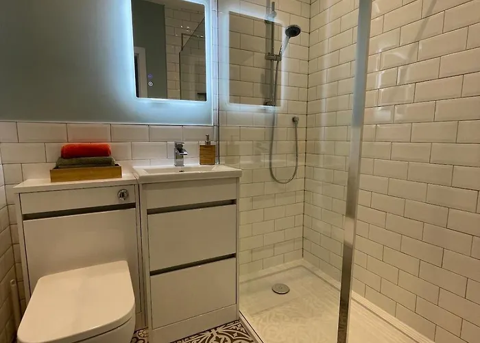 Modern Apartment, Access To Holyrood & אדינבורו