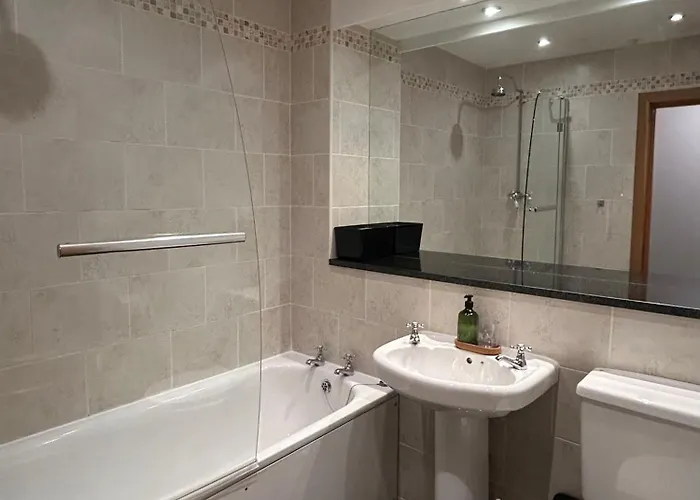 Spacious 2br, 2 Bath - Ideal For Families & Groups - Centre Gem