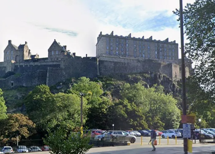 Apartment 2 Bedroom Sofa Bed In Livingroom Castle View 1st Floor Sleeps 6 *