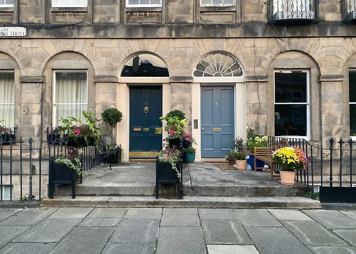 Apartment Georgian 4 Bedroom 3 Bathroom New Town *
