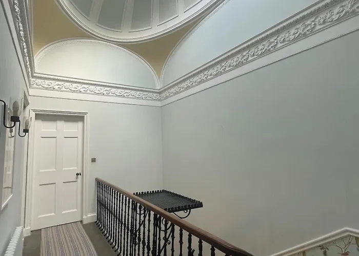 Georgian Townhouse In Centre *