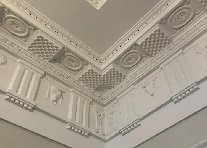 Georgian Townhouse In Centre