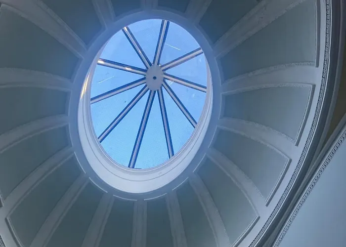 Georgian Townhouse In Centre *