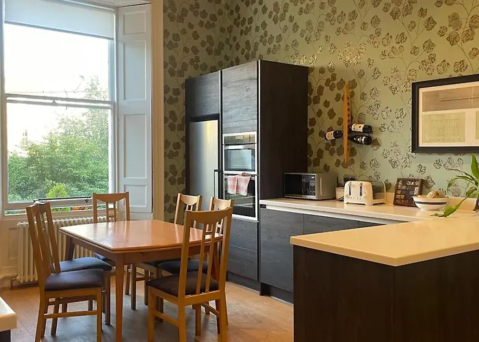 Georgian Townhouse In Centre *