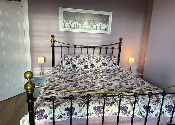 Cosy In Centre , 2 Bedroom1 Bathroom Apartment *