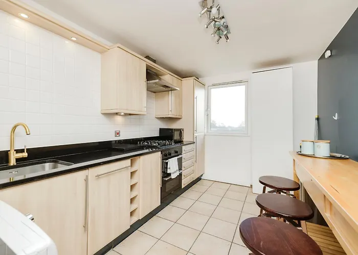 Joivy Stylish 3 Bed, 3 Bath Flat With Balcony In Old Town Apartment Edinburgh
