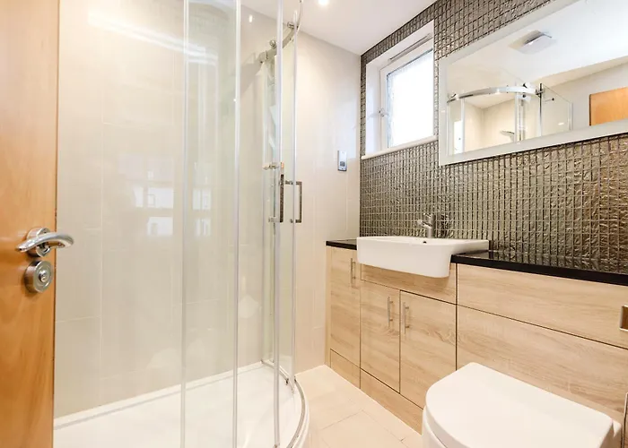 Joivy Stylish 3 Bed, 3 Bath Flat With Balcony In Old Town *