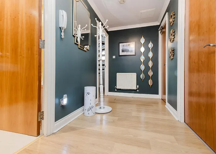 Joivy Stylish 3 Bed, 3 Bath Flat With Balcony In Old Town *