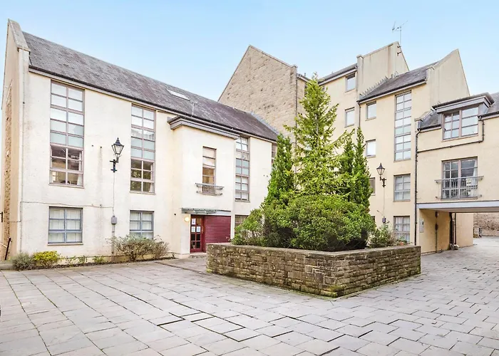Joivy Stylish 3 Bed, 3 Bath Flat With Balcony In Old Town Edinburgh