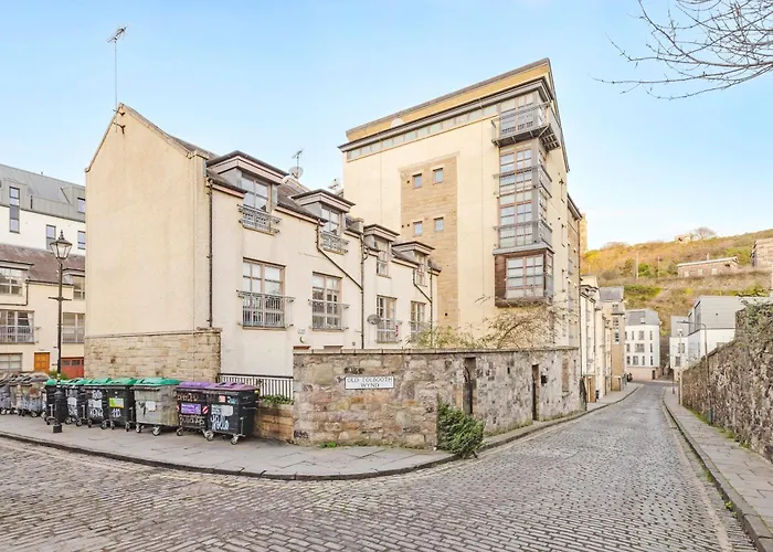 Joivy Stylish 3 Bed, 3 Bath Flat With Balcony In Old Town * Edinburgh