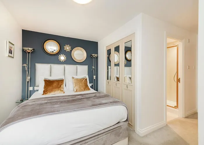 Joivy Stylish 3 Bed, 3 Bath Flat With Balcony In Old Town