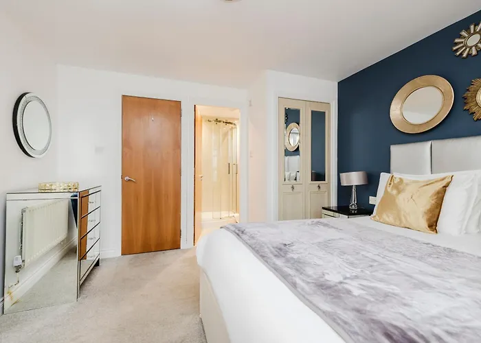 Joivy Stylish 3 Bed, 3 Bath Flat With Balcony In Old Town Apartment *